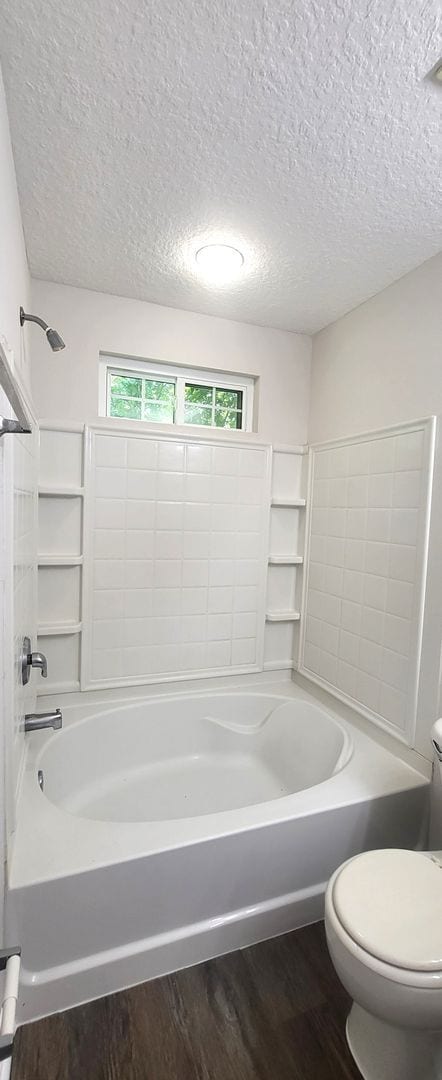 Building Photo - Spacious 2BR/2.5 Bathroom Northside Townho...