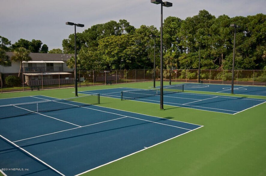 Floodlit Tennis Courts - 695 A1A North
