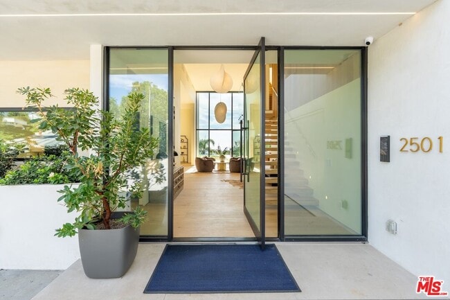 Building Photo - 2501 Banyan Dr