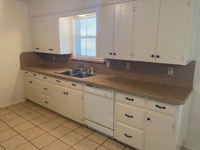 Building Photo - 3 BEDROOM HOUSE WITH CHARACTER!