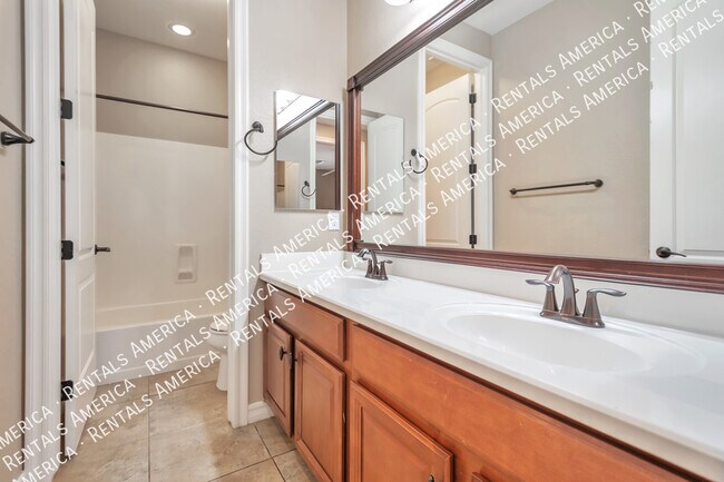 Building Photo - GORGEOUS 4/2.5 + DEN with Spa in Chandler!