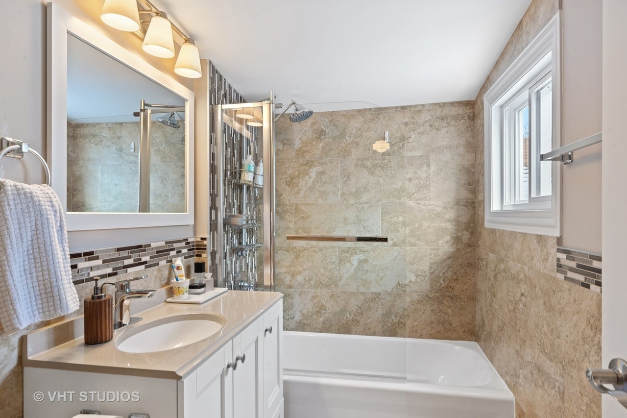 Building Photo - 3018 N Kostner Ave