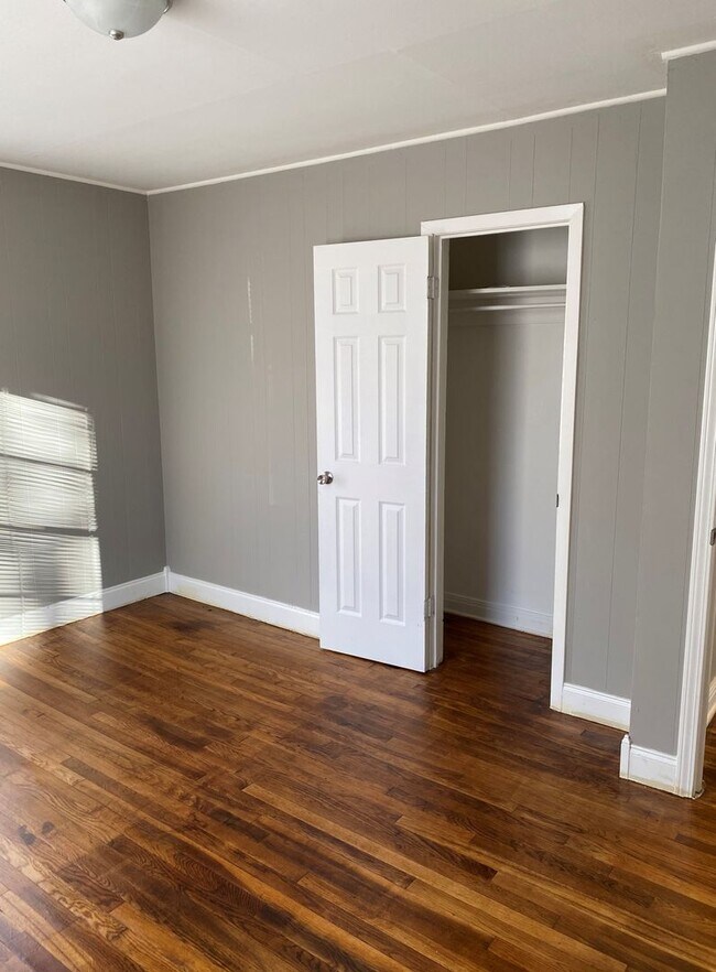 Building Photo - 2 Bed 1 Bath with Large backyard