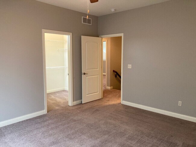 Building Photo - Bright 3BR Townhome with Bonus Room - Available NOW!