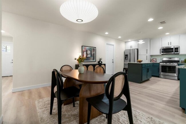 Building Photo - 5313 Wellington Dr