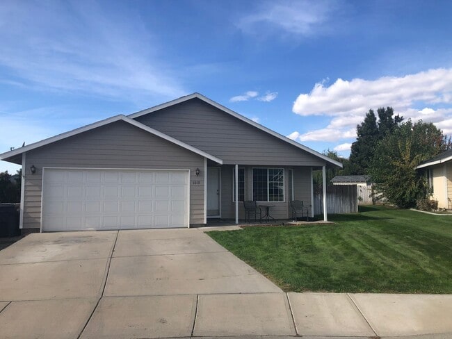 Building Photo - 3 bed|2 bath house with NEW PAINT & CARPET!