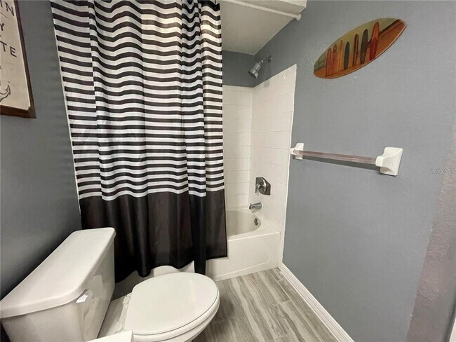 Building Photo - 13905 Fairway Island Dr
