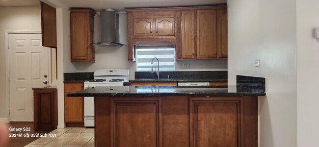 Building Photo - 1058 S Windsor Blvd