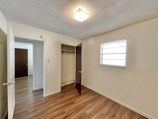 Building Photo - 624 Sunset Ln