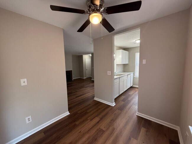 Building Photo - Fully Renovated 2 bed/ 2 bath Duplex! Available Now!