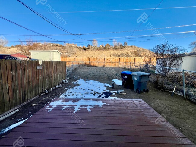 Building Photo - Em Ave Duplex