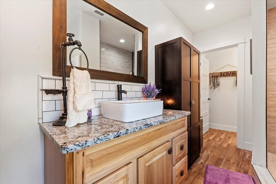 Building Photo - 15916 Hill Top Cir