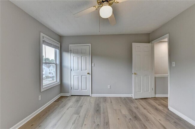Building Photo - 3876 Meadow Creek Dr