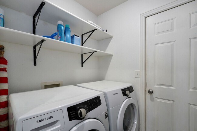 Building Photo - Pre-Leasing this Fully Furnished Brick Fro...