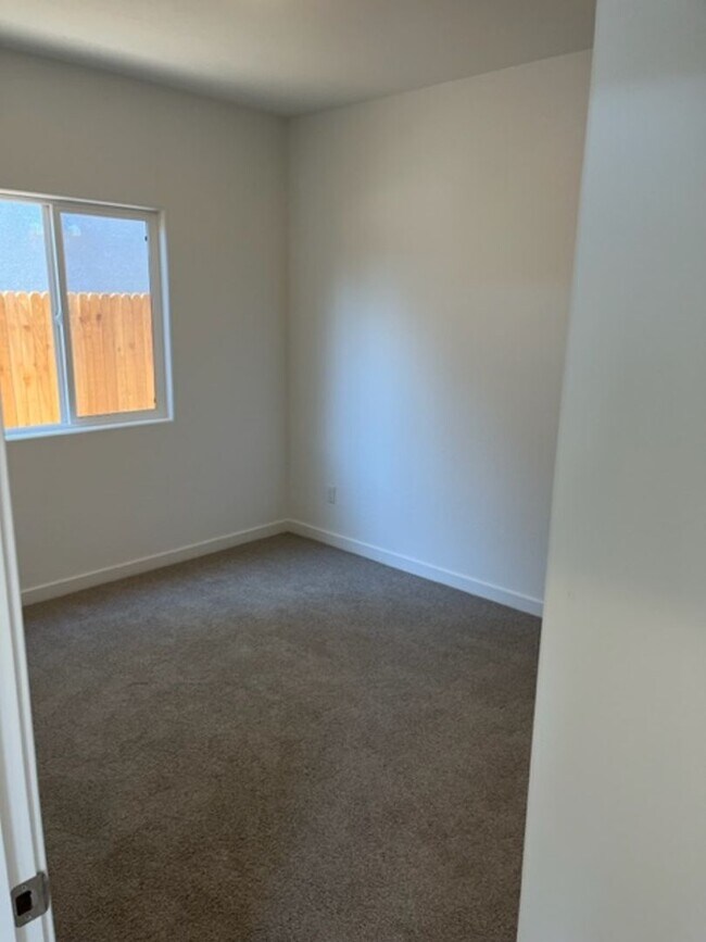 Building Photo - Coming Soon! Newer Lennar Home
