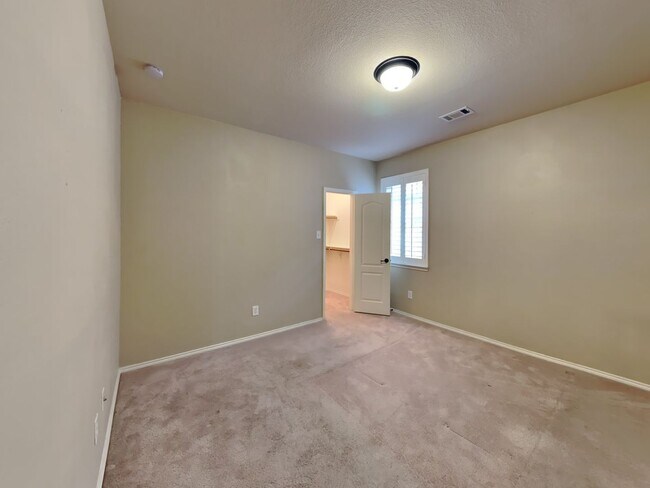 Building Photo - GORGEOUSE HOME IN A GATED COMMUNITY!