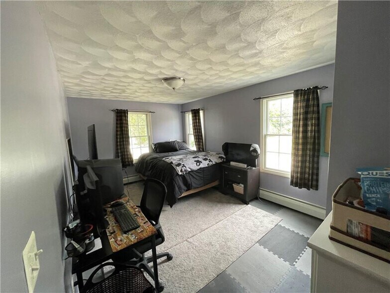 Building Photo - 580 Old Main St