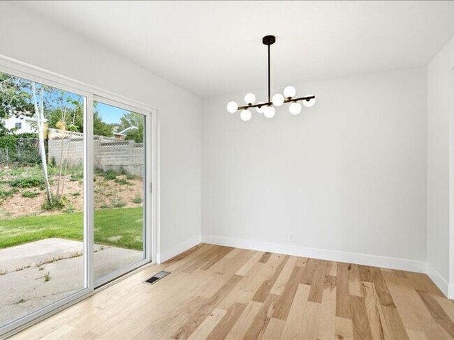 Building Photo - BOUNTIFUL New Remodeled 4 bed 3 bath home
