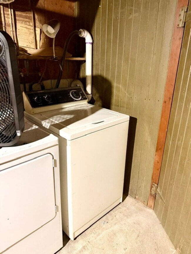 Building Photo - Convenient 1 Bedroom / 1 Bath First Floor Apartment
