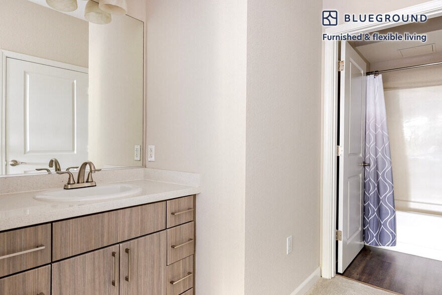 Building Photo - 5684 Bay St