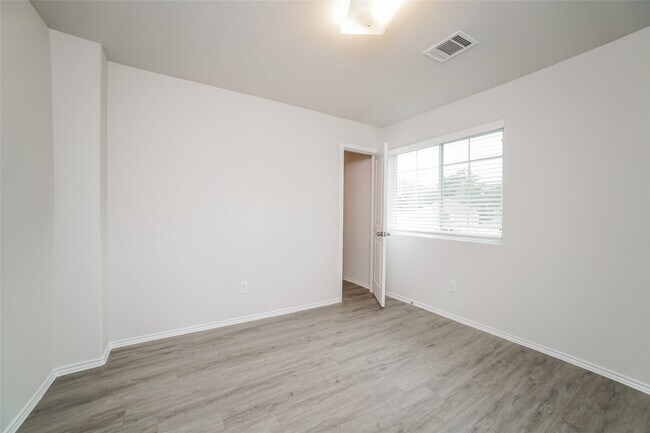 Building Photo - 215 Pronghorn Dr
