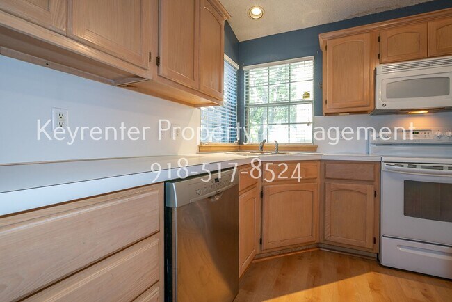 Building Photo - Charming 3 bedroom home with cozy fireplace and 2 car garage!! Price drop!