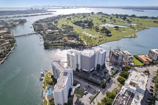 Building Photo - 9102 W Bay Harbor Dr