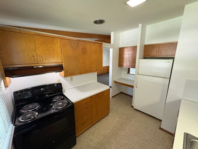 Building Photo - Charming Home, new carpet, laundry, backyard