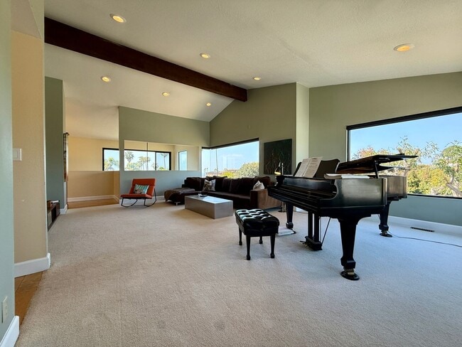 Building Photo - Unique 4 Bedroom House with OCEAN VIEWS in Sunset Cliffs! Fully Furnished! 6 Month Lease Term!