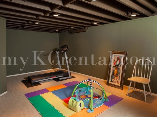 Building Photo - 9619 Outlook Dr