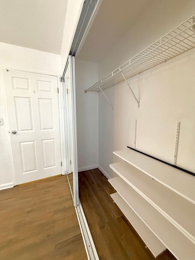 Building Photo - Now available! Charming 2 bed / 1 bath condo in a prime Tallahassee location.