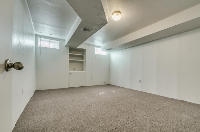 Building Photo - 1152 S Yosemite Way