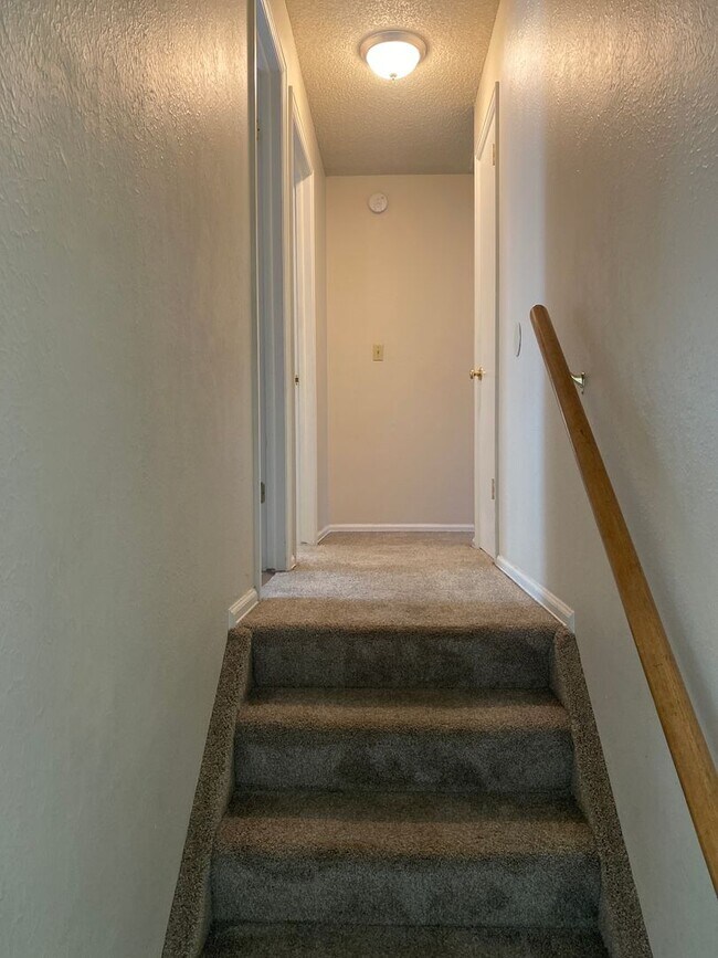 Building Photo - Fantastic 3 Bedroom, 2 Bath, 2 Car Garage,...