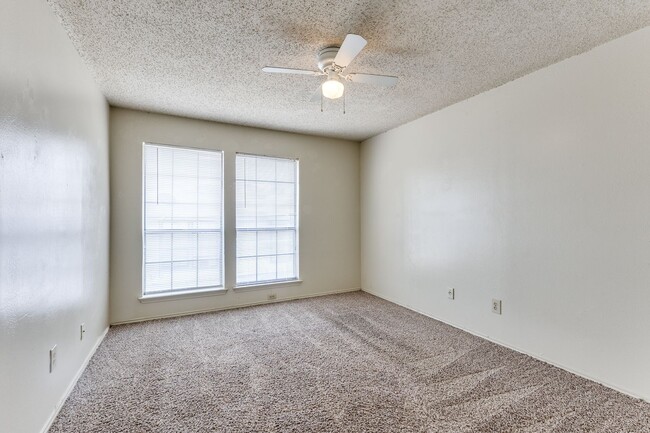 Building Photo - 2 Bedroom in Kennedale • Move-in Ready