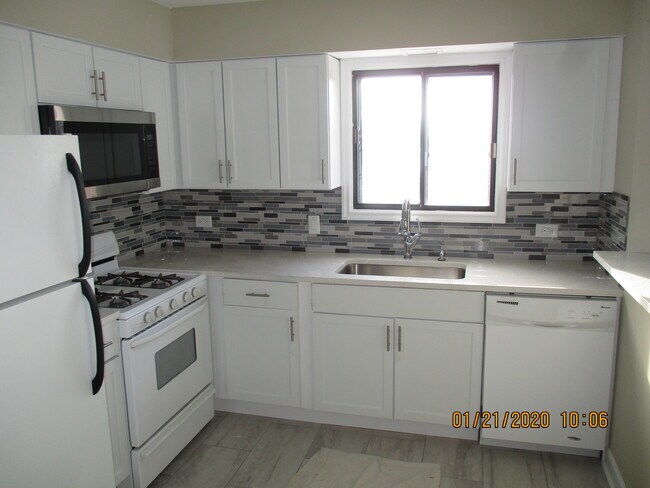 Primary Photo - 8611 Lexington Cir