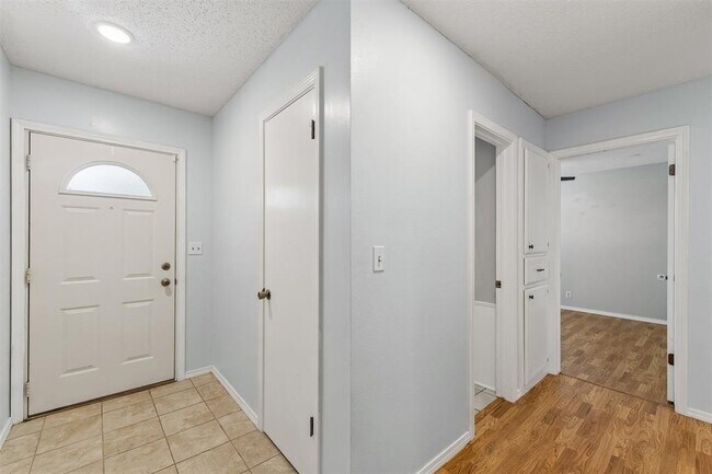 Building Photo - 213 S Silver Dr