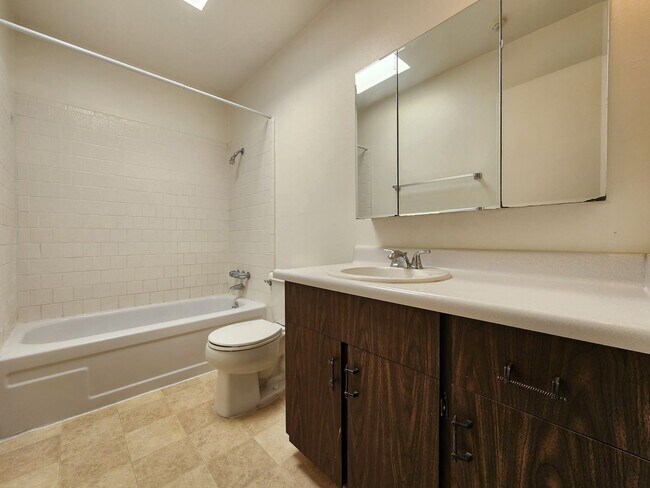 Building Photo - 2 Bedroom Bennett Valley Apartment