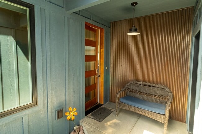 Building Photo - Jones - Fully Furnished Condo on the River Available Mid Sept - Mid May Only