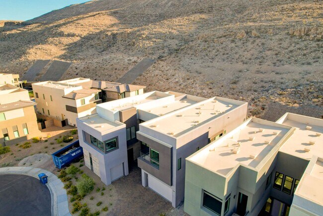 Building Photo - Mesa Ridge Luxury Oasis Feathertop