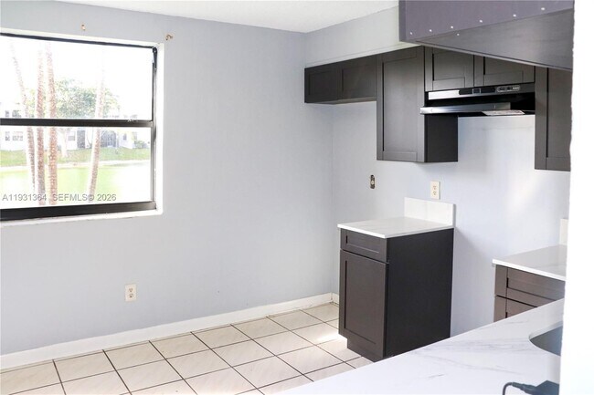 Building Photo - 1080 N Franklin Ave