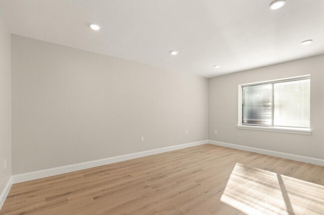Building Photo - 100 Place Ln