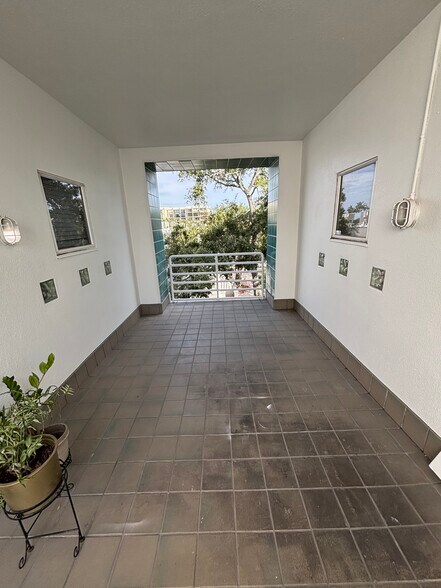 Landing by Front Door - 4950 Bayshore Blvd