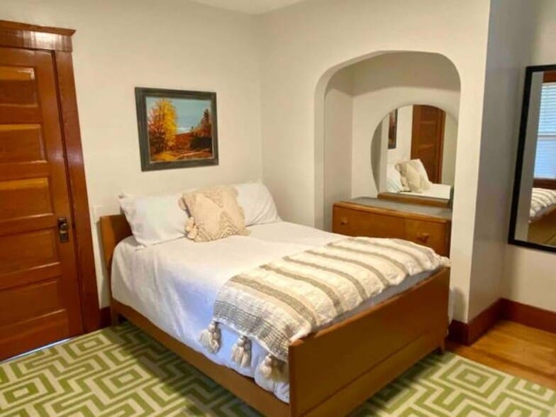 Building Photo - 319 Bridge St