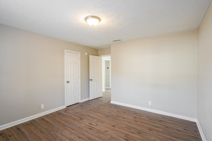 Building Photo - 5125 Hickory Grove Dr