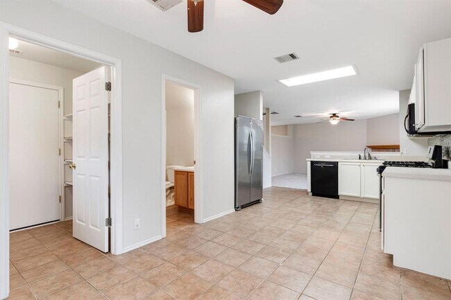 Building Photo - 1815 Brentwood Dr