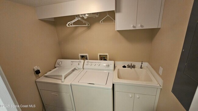 Building Photo - 480 Sail Ln