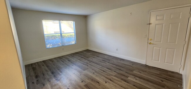 Building Photo - Silverado Ranch Condo!