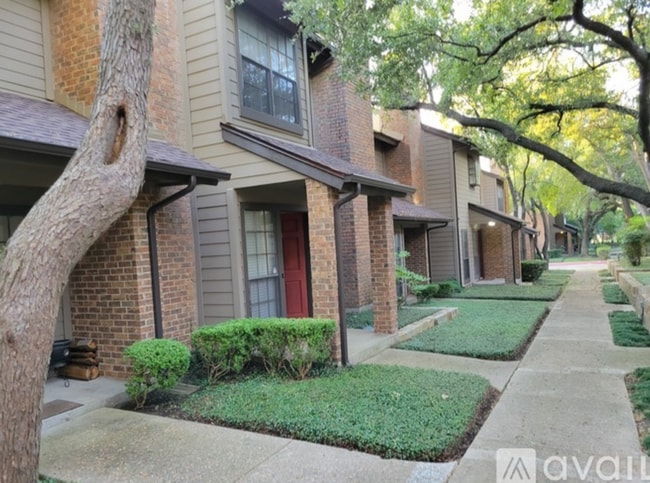 Building Photo - 9910 Royal Ln