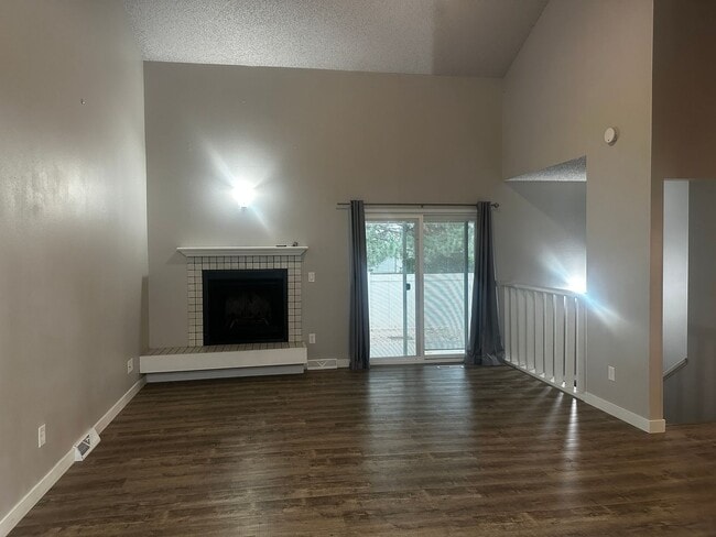 Building Photo - Stunning 3 bedroom AVAILABLE NOW!