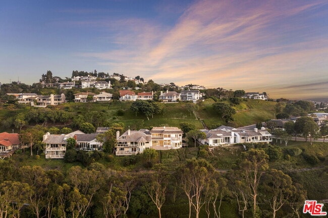 Building Photo - 31 St Tropez